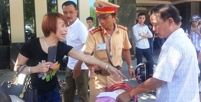 Nữ t&agrave;i xế ph&oacute;ng &ocirc; t&ocirc; bỏ chạy, d&ugrave;ng điện thoại quay dọa CSGT sẽ tung l&ecirc;n mạng cho cả thế giới biết - Ảnh 5.