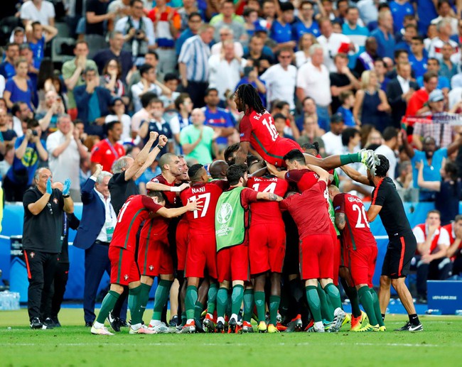 Ch&ugrave;m ảnh: Ronaldo bật kh&oacute;c, Bồ Đ&agrave;o Nha vỡ &ograve;a trong ng&agrave;y lịch sử - Ảnh 14.