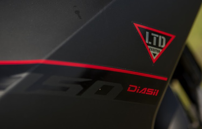 Yamaha Exciter 150 lạnh lùng trong bộ áo đen nhám mới, giá không đổi - Ảnh 5.