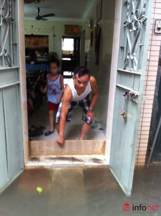 H&agrave; Nội mưa một đ&ecirc;m, người d&acirc;n m&eacute;o mặt v&igrave; phải đi ủng trong nh&agrave; - Ảnh 5.