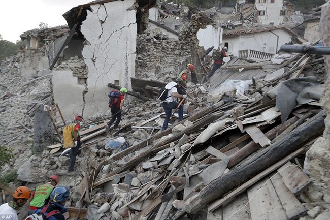 Những hình ảnh nhói lòng từ tâm chấn động đất chết chóc ở Italy - Ảnh 5.