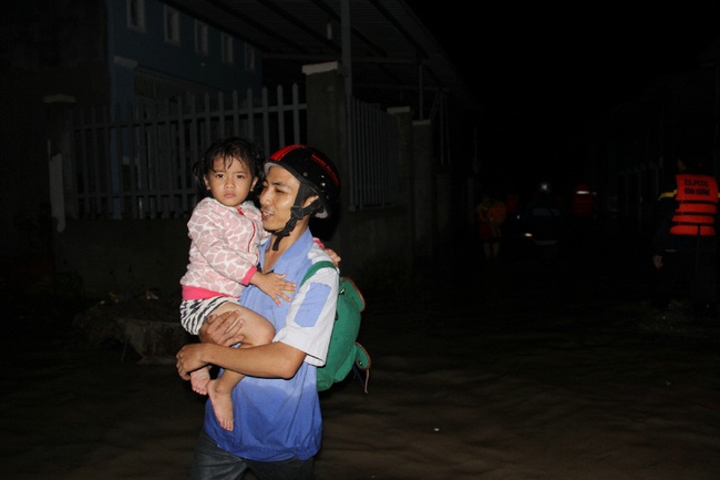 Cứu nạn và sơ tán người dân khỏi vùng ngập lụt do mưa lớn - Ảnh 4.