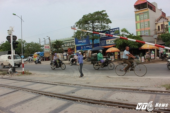 Ô tô bị tàu tông nát, 6 người chết: Hiện trường thay đổi sau một đêm - Ảnh 7.