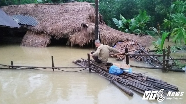 Đợt lũ trước đã cuốn trôi 50 con gà, lần này thì chẳng còn gì mà trôi nữa - Ảnh 4.