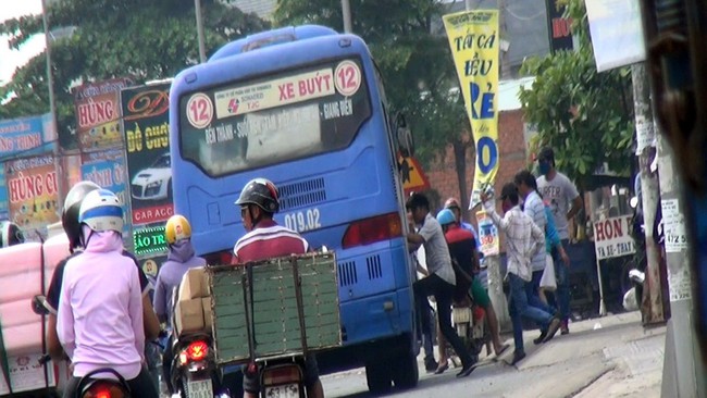 Cận cảnh tr&ograve; lừa đảo của nh&oacute;m giang hồ dọc quốc lộ - Ảnh 6.