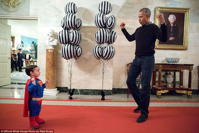 Những khoảnh khắc đầy cảm xúc của Tổng thống Barack Obama trong năm cuối cùng tại Nhà Trắng - Ảnh 27.