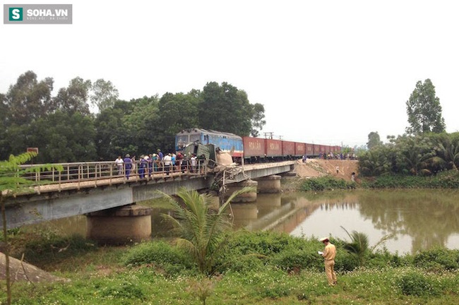 Tai nạn kinh hoàng: Tàu hỏa kéo lê xe tải 50m, giắt vào cầu sắt - Ảnh 6.