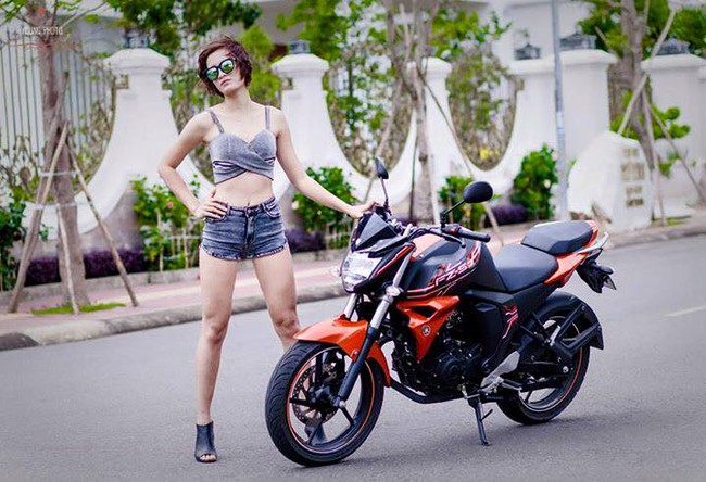 &ldquo;Hot girl&rdquo; b&oacute;ng chuyền n&oacute;ng bỏng b&ecirc;n m&ocirc; t&ocirc; khủng - Ảnh 6.
