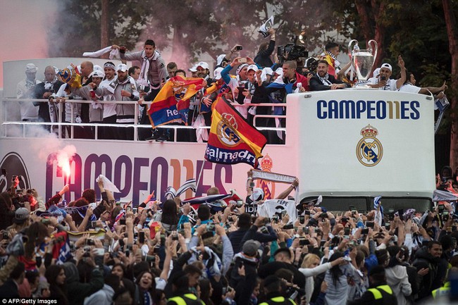 Ch&ugrave;m ảnh m&agrave;n rước C&uacute;p Champions League si&ecirc;u ho&agrave;nh tr&aacute;ng của d&agrave;n sao Real Madrid - Ảnh 7.