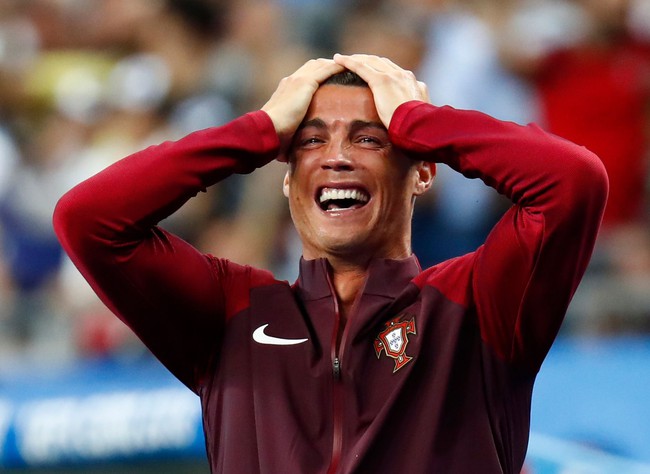 Chùm ảnh: Ronaldo bật khóc, Bồ Đào Nha vỡ òa trong ngày lịch sử - Ảnh 15.