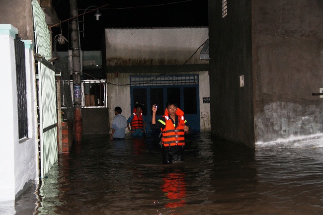 Cứu nạn và sơ tán người dân khỏi vùng ngập lụt do mưa lớn - Ảnh 5.