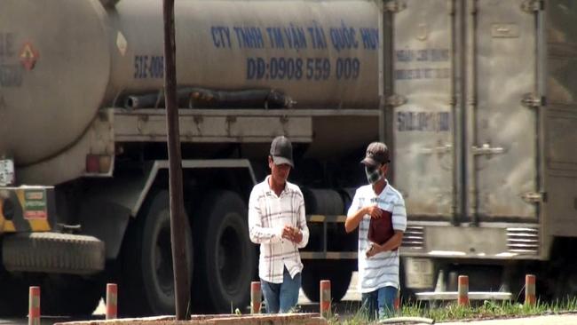 Cận cảnh tr&ograve; lừa đảo của nh&oacute;m giang hồ dọc quốc lộ - Ảnh 7.