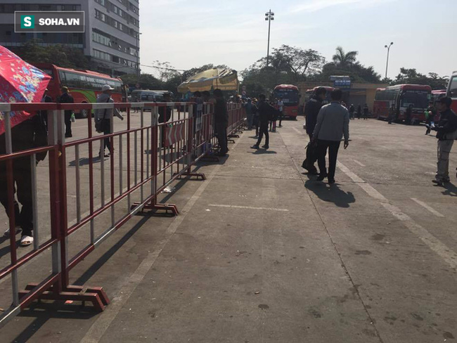 Phản đối đảo tuyến, hàng trăm xe khách đình công, hành khách bơ vơ - Ảnh 7.