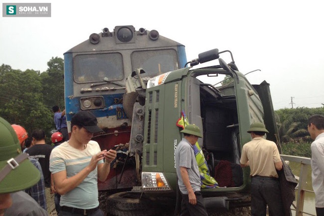 Tai nạn kinh hoàng: Tàu hỏa kéo lê xe tải 50m, giắt vào cầu sắt - Ảnh 7.