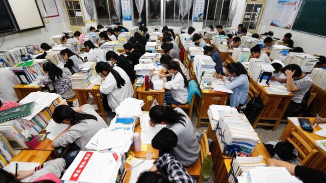 Trung Quốc: Cấm học sinh xé sách, la hét trước kì thi đại học - Ảnh 3.