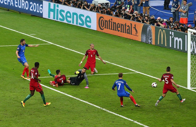 Ch&ugrave;m ảnh: Ronaldo bật kh&oacute;c, Bồ Đ&agrave;o Nha vỡ &ograve;a trong ng&agrave;y lịch sử - Ảnh 8.