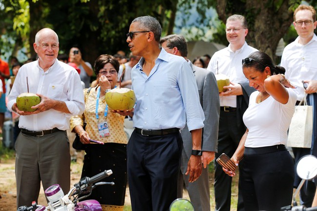 Tổng thống Obama giản dị uống nước dừa trên đường phố Lào - Ảnh 10.