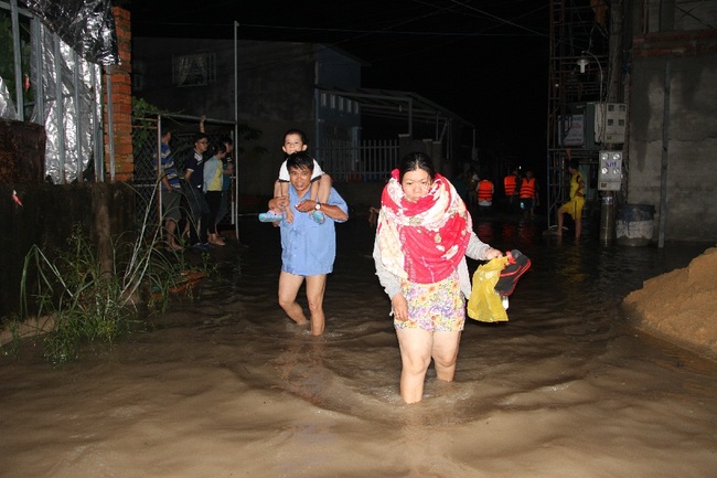 Cứu nạn và sơ tán người dân khỏi vùng ngập lụt do mưa lớn - Ảnh 6.