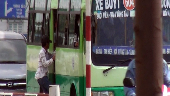 Cận cảnh tr&ograve; lừa đảo của nh&oacute;m giang hồ dọc quốc lộ - Ảnh 8.