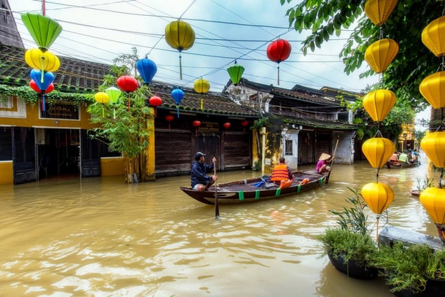 C&oacute; một Hội An l&atilde;ng mạn như thế n&agrave;y đ&acirc;y trong m&ugrave;a nước lũ - Ảnh 5.