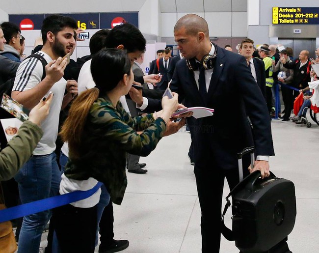 Ronaldo mỏi tay ký tặng fan hâm mộ khi vừa đặt chân tới Manchester - Ảnh 5.