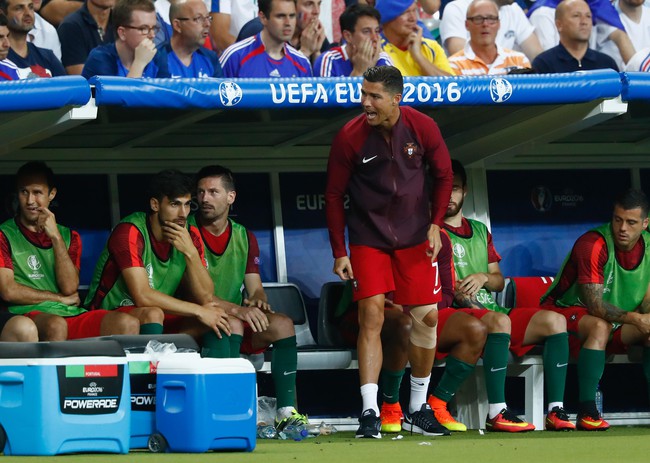 Ch&ugrave;m ảnh: Ronaldo bật kh&oacute;c, Bồ Đ&agrave;o Nha vỡ &ograve;a trong ng&agrave;y lịch sử - Ảnh 9.