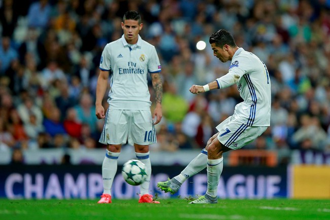 Ronaldo lập c&ocirc;ng, đưa Real Madrid trở về từ c&otilde;i chết - Ảnh 9.