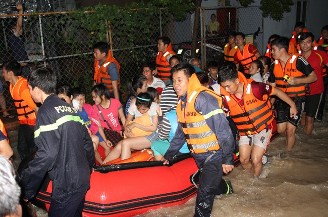 Cứu nạn và sơ tán người dân khỏi vùng ngập lụt do mưa lớn - Ảnh 7.