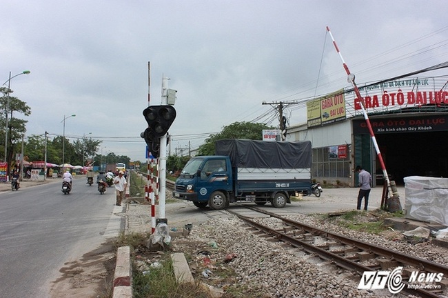 Ô tô bị tàu tông nát, 6 người chết: Hiện trường thay đổi sau một đêm - Ảnh 10.