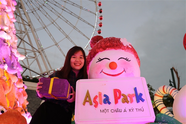 Giới trẻ thích thú với “tuyết rơi” ở Asia Park - Ảnh 9.