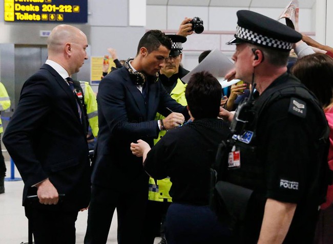 Ronaldo mỏi tay ký tặng fan hâm mộ khi vừa đặt chân tới Manchester - Ảnh 6.