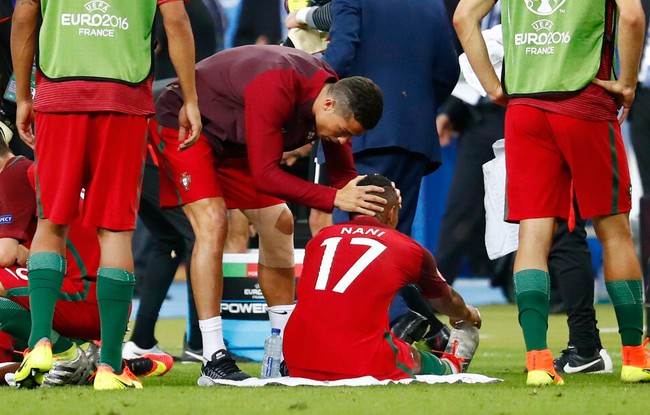 Ch&ugrave;m ảnh: Ronaldo bật kh&oacute;c, Bồ Đ&agrave;o Nha vỡ &ograve;a trong ng&agrave;y lịch sử - Ảnh 10.