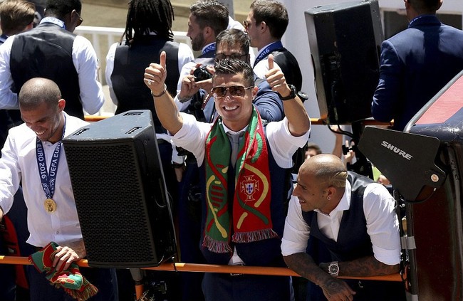 Biển người chào đón Ronaldo và các tuyển thủ Bồ Đào Nha - Ảnh 12.