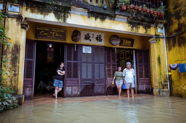 C&oacute; một Hội An l&atilde;ng mạn như thế n&agrave;y đ&acirc;y trong m&ugrave;a nước lũ - Ảnh 7.