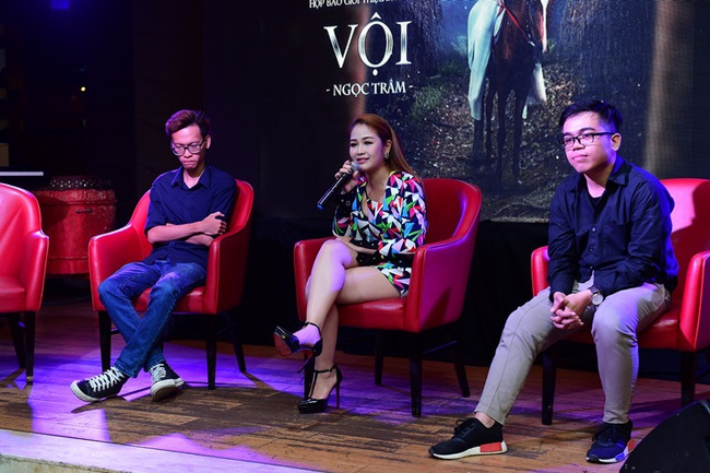 Đ&agrave;m Vĩnh Hưng h&ocirc;n mừng học tr&ograve; Ngọc Tr&acirc;m (The Voice) nh&acirc;n ng&agrave;y trở lại - Ảnh 6.