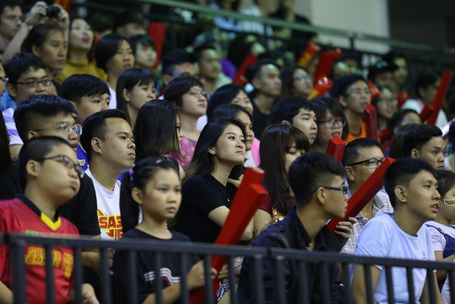 Mặc mưa lớn, kh&aacute;n giả ngồi chật cứng s&acirc;n xem derby Saigon Heat v&agrave; HCMC Wings - Ảnh 3.