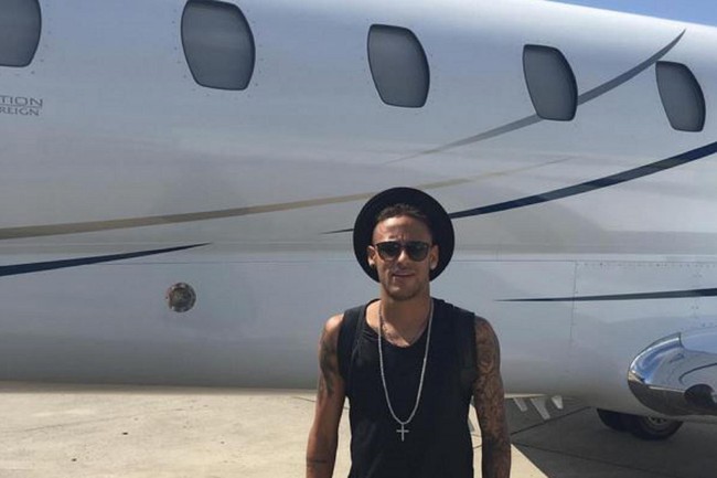 Neymar vung tiền mua m&aacute;y bay ri&ecirc;ng hơn 200 tỷ VNĐ - Ảnh 1.