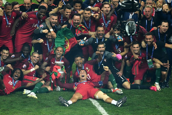 Ch&ugrave;m ảnh: Ronaldo bật kh&oacute;c, Bồ Đ&agrave;o Nha vỡ &ograve;a trong ng&agrave;y lịch sử - Ảnh 18.