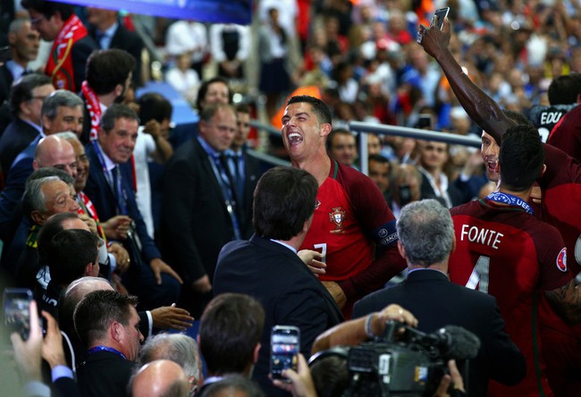 Chùm ảnh: Ronaldo bật khóc, Bồ Đào Nha vỡ òa trong ngày lịch sử - Ảnh 20.