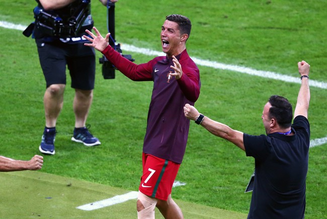 Ch&ugrave;m ảnh: Ronaldo bật kh&oacute;c, Bồ Đ&agrave;o Nha vỡ &ograve;a trong ng&agrave;y lịch sử - Ảnh 16.