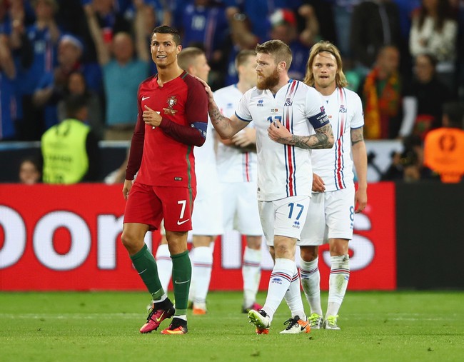 Ronaldo bị tố mắc bệnh ngôi sao, không thèm đổi áo với đội trưởng Iceland - Ảnh 4.