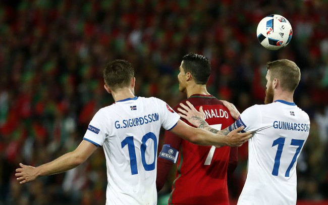 Ronaldo bị tố mắc bệnh ngôi sao, không thèm đổi áo với đội trưởng Iceland - Ảnh 3.