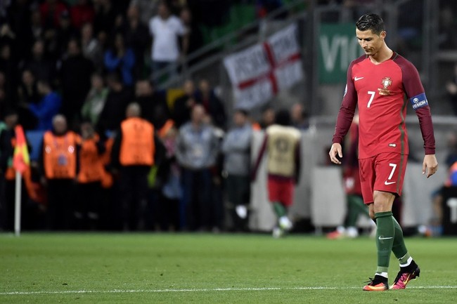 Ronaldo bị tố mắc bệnh ngôi sao, không thèm đổi áo với đội trưởng Iceland - Ảnh 2.