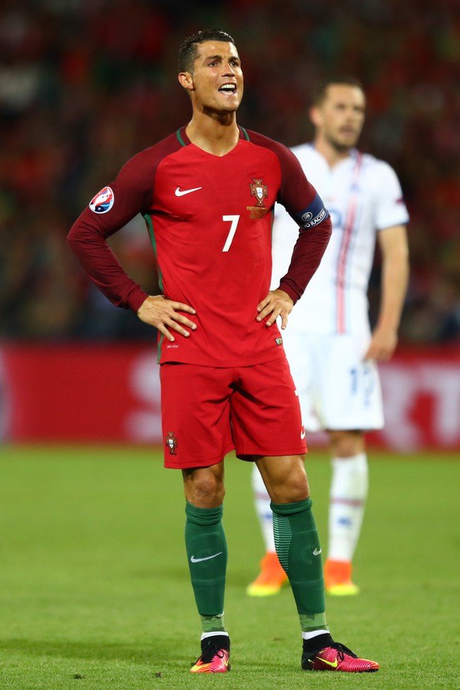 Ronaldo, h&atilde;y th&ocirc;i l&egrave;m b&egrave;m đi! - Ảnh 2.