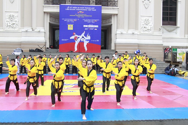 Hot girl Taekwondo Châu Tuyết Vân và 200 võ sinh khuấy động trước nhà hát thành phố - Ảnh 1.