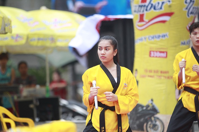 Hot girl Taekwondo Châu Tuyết Vân và 200 võ sinh khuấy động trước nhà hát thành phố - Ảnh 3.