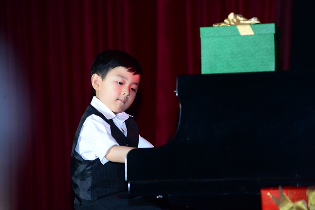 Thần đồng piano Evan Lê trình diễn Diễm Xưa trong đêm nhạc gây quỹ cho Học bổng Trịnh Công Sơn - Ảnh 3.