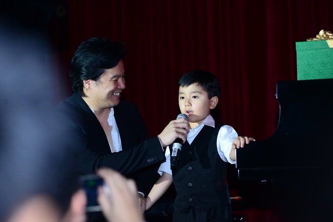 Thần đồng piano Evan Lê trình diễn Diễm Xưa trong đêm nhạc gây quỹ cho Học bổng Trịnh Công Sơn - Ảnh 4.