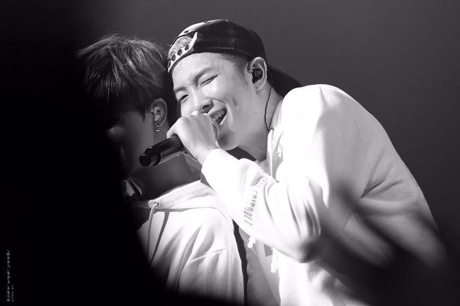 Bangtan Boys (BTS): Bỏ qua chiếc n&ocirc;i d&aacute;t v&agrave;ng, &ocirc;ng lớn đỡ lưng, họ vẫn mạnh mẽ vươn ra thế giới! - Ảnh 10.