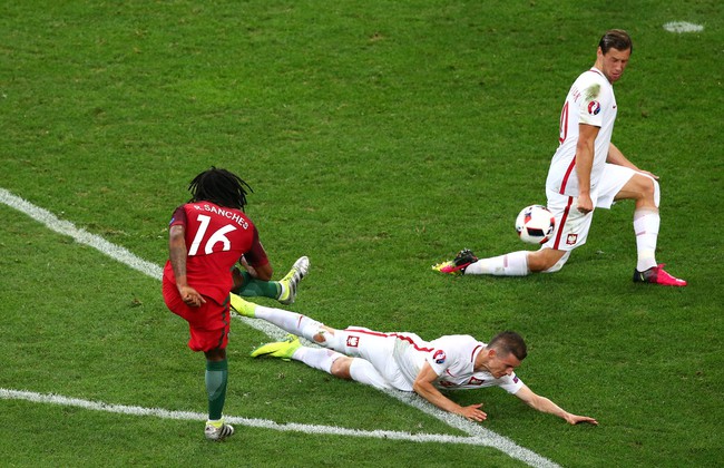 Renato Sanches x&ocirc; đổ 2 kỷ lục, trong đ&oacute; c&oacute; cột mốc của Ronaldo - Ảnh 2.